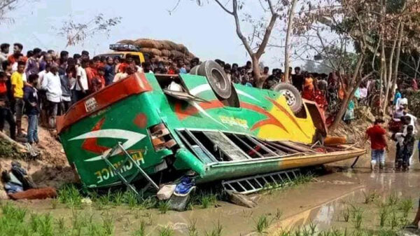 যাত্রীবাহী বাসের চাকা পাংচার হয়ে খাদে শিশুসহ, আহত ৫৫
