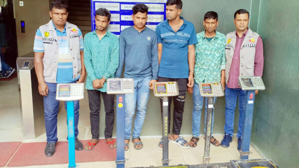 রিমোর্ট কন্ট্রোলার দিয়ে ওজন নিয়ন্ত্রণ করে ব্যবসায়ীদের ঠকাতেন তারা