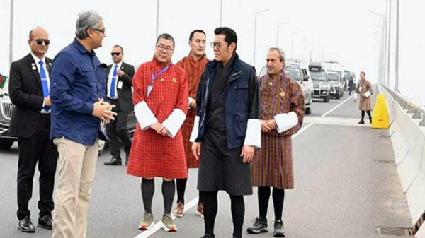পদ্মা সেতু পরিদর্শনে গিয়ে মুগ্ধ ভুটানের রাজা