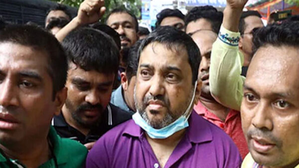 ইয়ুথ ডেস্ক : দুর্নীতি দমন কমিশনের (দুদক) মামলায় ইসমাইল হোসেন চৌধুরী সম্রাটের বিরুদ্ধে অভিযোগ গঠন শুনানির জন্য আগামী ২১ এপ্রিল দিন ধার্য করেছেন আদালত। মঙ্গলবার ঢাকার বিশেষ জজ আদালত-৬ এর বিচারক মঞ্জুরুল আলমের আদালতে মামলার অভিযোগ গঠন শুনানির দিন ধার্য ছিল। তবে সম্রাটের আইনজীবীর আবেদন মঞ্জুর করে অভিযোগ গঠন শুনানির জন্য আগামী ২১ এপ্রিল দিন ধার্য করেন বিচারক। এদিন সম্রাট আদালতে উপস্থিত হন। এর আগে, গত ১৫ জানুয়ারি আইনজীবীর আবেদনের পরিপ্রেক্ষিতে সম্রাটের স্থায়ী জামিন মঞ্জুর করেন আদালত। সংশ্লিষ্ট আদালত সূত্রে এসব তথ্য জানা গেছে। সারাদেশে ক্যাসিনোবিরোধী অভিযান চলাকালে ২০১৯ সালের ৬ অক্টোবর সম্রাট ও তার সহযোগী এনামুল হক ওরফে আরমানকে কুমিল্লা থেকে গ্রেফতার করা হয়। এরপর ২০২২ সালের ২২ আগস্ট সম্রাটের জামিন মঞ্জুর করেন আদালত। জ্ঞাত আয়বহির্ভূত সম্পদ অর্জনের অভিযোগে ২০১৯ সালের ১২ নভেম্বর সম্রাটের বিরুদ্ধে মামলা করে দুদক। মামলায় ২ কোটি ৯৪ লাখ ৮০ হাজার টাকার অবৈধ সম্পদ অর্জনের অভিযোগ আনা হয়। পরের বছর অর্থাৎ ২০২০ সালের ২৬ নভেম্বর এ মামলায় আদালতে অভিযোগপত্র জমা দেয় দুদক। অভিযোগপত্রে সম্রাটের বিরুদ্ধে ২২২ কোটি ৮৮ লাখ ৬২ হাজার ৪৯৩ টাকা জ্ঞাত আয়বহির্ভূত সম্পদ অর্জনের অভিযোগ আনা হয়। দুর্নীতি দমন কমিশনের (দুদক) মামলায় ইসমাইল হোসেন চৌধুরী সম্রাটের বিরুদ্ধে অভিযোগ গঠন শুনানির জন্য আগামী ২১ এপ্রিল দিন ধার্য করেছেন আদালত। মঙ্গলবার ঢাকার বিশেষ জজ আদালত-৬ এর বিচারক মঞ্জুরুল আলমের আদালতে মামলার অভিযোগ গঠন শুনানির দিন ধার্য ছিল। তবে সম্রাটের আইনজীবীর আবেদন মঞ্জুর করে অভিযোগ গঠন শুনানির জন্য আগামী ২১ এপ্রিল দিন ধার্য করেন বিচারক। এদিন সম্রাট আদালতে উপস্থিত হন। এর আগে, গত ১৫ জানুয়ারি আইনজীবীর আবেদনের পরিপ্রেক্ষিতে সম্রাটের স্থায়ী জামিন মঞ্জুর করেন আদালত। সংশ্লিষ্ট আদালত সূত্রে এসব তথ্য জানা গেছে। সারাদেশে ক্যাসিনোবিরোধী অভিযান চলাকালে ২০১৯ সালের ৬ অক্টোবর সম্রাট ও তার সহযোগী এনামুল হক ওরফে আরমানকে কুমিল্লা থেকে গ্রেফতার করা হয়। এরপর ২০২২ সালের ২২ আগস্ট সম্রাটের জামিন মঞ্জুর করেন আদালত। জ্ঞাত আয়বহির্ভূত সম্পদ অর্জনের অভিযোগে ২০১৯ সালের ১২ নভেম্বর সম্রাটের বিরুদ্ধে মামলা করে দুদক। মামলায় ২ কোটি ৯৪ লাখ ৮০ হাজার টাকার অবৈধ সম্পদ অর্জনের অভিযোগ আনা হয়। পরের বছর অর্থাৎ ২০২০ সালের ২৬ নভেম্বর এ মামলায় আদালতে অভিযোগপত্র জমা দেয় দুদক। অভিযোগপত্রে সম্রাটের বিরুদ্ধে ২২২ কোটি ৮৮ লাখ ৬২ হাজার ৪৯৩ টাকা জ্ঞাত আয়বহির্ভূত সম্পদ অর্জনের অভিযোগ আনা হয়।