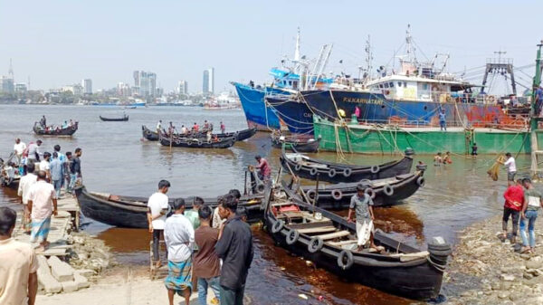 আগুন লাগা চিনিকলের বিষাক্ত কেমিক্যাল কর্ণফুলী নদীতে, ভেসে উঠছে মরা মাছ