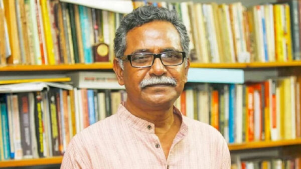 নিজস্ব প্রতিবেদক জাহাঙ্গীরনগর বিশ্ববিদ্যালয়ের অর্থনীতি বিভাগের সাবেক শিক্ষক এবং তেল, গ্যাস, খনিজসম্পদ ও বিদ্যুৎ-বন্দর রক্ষা জাতীয় কমিটির সদস্যসচিব আনু মুহাম্মদের চিকিৎসায় সর্বোচ্চ ব্যবস্থার নির্দেশ দিয়েছেন প্রধানমন্ত্রী শেখ হাসিনা। সোমবার (২২ এপ্রিল) দুপুরে রাজধানীর শেখ হাসিনা জাতীয় বার্ন অ্যান্ড প্লাস্টিক সার্জারি ইনস্টিটিউটে এ কথা জানান স্বাস্থ্যমন্ত্রী ডা. সামন্ত লাল সেন। স্বাস্থ্যমন্ত্রী বলেন, প্রধানমন্ত্রী আমাকে ফোন করেছিলেন, আনু মুহাম্মদের বিষয়ে খোঁজ নিয়েছেন। আমি উনাকে বিস্তারিত বর্ণনা দিয়েছি। প্রধানমন্ত্রী আমাকে উনার চিকিৎসার বিষয়ে সর্বোচ্চ যা করা যায় তা করার নির্দেশ দিয়েছেন। আমি প্রধানমন্ত্রীকে অবহিত করেছি, আমাদের মেডিকেল বোর্ড হবে, যা সিদ্ধান্ত হবে আমরা উনাকে জানাবো। তিনি আরও বলেন, আমরা আমাদের সর্বোচ্চ চেষ্টা করবো আনু মুহাম্মদ যেন উনার কর্মক্ষেত্রে ফিরে যেতে পারেন। সেজন্য যা যা করার আমরা করবো। আমরা কিছু পরীক্ষা করবো দ্রুত এবং পরিকল্পনা করে দ্রুত অপারেশন করার ব্যবস্থা নেবো। উল্লেখ্য, গতকাল রোববার চলন্ত ট্রেন থেকে নামতে গিয়ে আনু মুহাম্মদের দুই পায়ের পাতা ও আঙুল ক্ষতিগ্রস্ত হয়েছে। এরপর তাকে ঢাকা মেডিকেল কলেজ হাসপাতালে নেওয়া হয়।