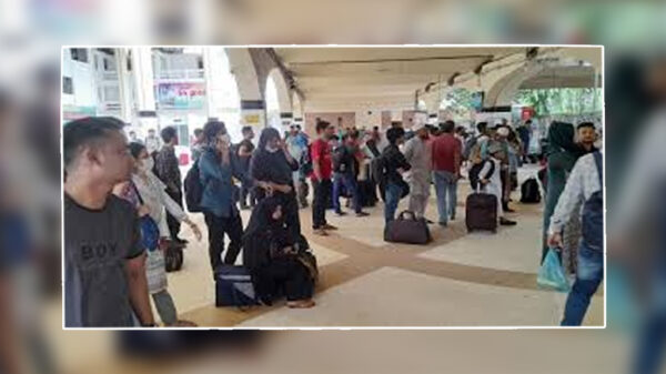 কমলাপুরে ঘরমুখো মানুষের ভিড়