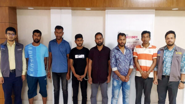 এনআইডি কর্মকর্তা সেজে প্রতারণা, চক্রের ৬ জন গ্রেপ্তার