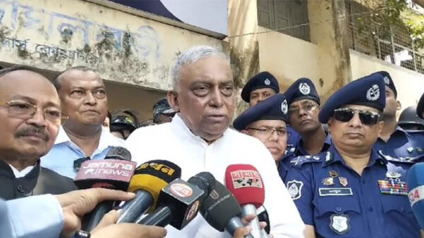 নিজস্ব প্রতিবেদক, বান্দরবান বান্দরবানের রুমা ও থানচি উপজেলায় পাহাড়ি সশস্ত্র সংগঠন কুকি চিন ন্যাশনাল ফ্রন্টের (কেএনএফ) হামলা, ব্যাংক লুট, নিরাপত্তায় নিয়োজিত পুলিশ ও আনসার সদস্যের অস্ত্র লুট এবং ব্যাংক ম্যানেজারকে অপহরণের ঘটনায় পুরো জেলাজুড়ে থমথমে পরিস্থিতি বিরাজ করছে। ইতোমধ্যেই র‍্যাবের মধ্যস্থতায় অপহৃত সোনালী ব্যাংকের রুমা শাখার ম্যানেজার নেজাম উদ্দিনকে উদ্ধার করে পরিবারের কাছে হস্তান্তর করা হয়েছে। সেনাবাহিনীর সহযোগিতায় কেএনএফের বিরুদ্ধে যৌথ বাহিনীর অভিযান শুরু হয়েছে। চলমান পরিস্থিতি পর্যবেক্ষণে শনিবার (৬ এপ্রিল) বেলা ১১টার দিকে বান্দরবান এসেছেন স্বরাষ্ট্রমন্ত্রী আসাদুজ্জামান খান কামাল। তিনি ক্ষতিগ্রস্ত ব্যাংক, মসজিদ ও উপজেলা পরিষদ পরিদর্শন করেছেন। রুমা উপজেলার ঘটনাস্থল পরিদর্শন শেষে স্বরাষ্ট্রমন্ত্রী সাংবাদিকদের বলেন, শান্তিপ্রিয় এলাকা, যেখানে শান্তির সুবাতাস সবসময় বইতো সেখানে আমরা এ ধরনের ঘটনা কামনা করি না। হামলায় কাদের সংশ্লিষ্টতা ছিল তাদের আমরা আইনের আওতায় আনব। আইনশৃঙ্খলা বাহিনী, সেনাবাহিনী তারা তাদের মতো করে কাজ করবে। তিনি বলেন, আমরা আর কোনো কিছুকে চ্যালেঞ্জ নিতে দেব না। এর উৎপত্তি, উৎস কোথায় খুঁজে বের করব। তাদের সকলকেই আইনের আওতায় আনব। রুমা উপজেলা পরিদর্শন শেষে দুপুরে স্বরাষ্ট্রমন্ত্রী বান্দরবান সার্কিট হাউসে পৌঁছান। সেখানে তিনি জেলা পুলিশের গার্ড অফ অনার গ্রহণ করেন। পরে বান্দরবান জেলার সার্বিক আইনশৃঙ্খলা বিষয়ে জেলা প্রশাসনসহ সরকারি নিরাপত্তা সেক্টরের সকল বিভাগের সঙ্গে রুদ্ধদ্বার বৈঠকে বসেন স্বরাষ্ট্রমন্ত্রী। বৈঠকের পর সাংবাদিকদের স্বরাষ্ট্রমন্ত্রী বলেন, একটি সশস্ত্র সংগঠন তাদের অবস্থান জানান দেওয়ার জন্য এ ধরনের একটি ঘটনা ঘটিয়েছে। আমরা মনে করি যারা এ ঘটনা ঘটিয়েছে, তারা রাষ্ট্রের বিরুদ্ধে গিয়ে অপরাধ করেছে। কাজেই রাষ্ট্র চুপ থাকতে পারে না। আমরা এ জন্য যা যা করণীয় তা করব। আইনশৃঙ্খলা রক্ষার জন্য আমরা পুলিশ, র‍্যাব, আনসার সদস্যের সংখ্যা বৃদ্ধি করব।আমরা সীমান্তে বিজিবি বৃদ্ধি করব। তিনি বলেন, প্রধানমন্ত্রী সামরিক বাহিনীর প্রধানকে নির্দেশনা দিয়েছেন সবাই মিলে যেন যৌথ অভিযান পরিচালনা করে। তার আগে পুলিশ, র‍্যাব, আনসার ও বিজিবি দিয়ে আইনশৃঙ্খলা রক্ষার জন্য যা যা প্রয়োজন আমরা তা করব। স্বরাষ্ট্রমন্ত্রী হুঁশিয়ারি দিয়ে বলেন, কোনো ধরনের অস্ত্রধারীকে বাংলাদেশের ভূখণ্ডে থাকতে দেব না। আমরা অনেক ধৈর্যের সঙ্গে তাদের সঙ্গে আলোচনা করেছি। বান্দরবান জেলা পরিষদের চেয়ারম্যান তাদের সঙ্গে দুইবার আলোচনায় বসেছেন। তারা আলোচনায় না গিয়ে তাদের অবস্থান জানান দেওয়ার জন্য এ ধরনের কর্মকাণ্ড করেছে। তিনি আরও বলেন, যারা এ ঘটনার সঙ্গে জড়িত তারা যদি বিদেশেও আশ্রয় নেয়, আমরা ইন্টারপোলের মাধ্যমে তাদেরকে দেশে ফেরত এনে বিচারের ব্যবস্থা করব। কেএনএফের সঙ্গে আর কোনো আলোচনা হবে কিনা জানতে চাইলে স্বরাষ্ট্রমন্ত্রী বলেন, আমরা জনগণের বাইরে না। এই এলাকার জনসাধারণ যদি মনে করে আলোচনা হওয়া উচিত, তাহলে আলোচনা হতেও পারে, এই সিদ্ধান্ত জনগণের। তবে আমাদের আইনশৃঙ্খলা বাহিনী তাদের কাজ চালিয়ে যাবে। এ সময় স্বরাষ্ট্র মন্ত্রণালয়ের জননিরাপত্তা বিভাগের সিনিয়র সচিব মো. মোস্তাফিজুর রহমান, পুলিশের মহাপরিদর্শক চৌধুরী আবদুল্লাহ আল-মামুন, আনসার মহাপরিচালক মেজর জেনারেল এ কে এম আমিনুল হক, ডিজিএফআইয়ের মহাপরিচালক মেজর জেনারেল হামিদুল হক, বিজিবি মহাপরিচালক মেজর জেনারেল মোহাম্মদ আশরাফুজ্জামান সিদ্দিকী, সুরক্ষা বিভাগের সচিব মো. আব্দুল্লাহ আল মাসুদ চৌধুরী, পুলিশের অতিরিক্ত মহাপরিদর্শক মনিরুল ইসলাম, র‍্যাবের অতিরিক্ত মহাপরিচালক ব্রিগেডিয়ার জেনারেল মো. জাহাঙ্গীর আলম, পার্বত্য চট্টগ্রামবিষয়ক মন্ত্রণালয়ের প্রতিমন্ত্রী কুজেন্দ্র লাল ত্রিপুরা, বান্দরবান আসনের সংসদ সদস্য বীর বাহাদুর উশৈসিং, জেলা পরিষদের চেয়ারম্যান ক্য শৈ হ্লা, বান্দরবান রিজিয়নের কমান্ডার ব্রিগেডিয়ার জেনারেল মো. মেহেদী হাসান, জেলা প্রশাসক শাহ মোজাহিদ উদ্দিন, পুলিশ সুপার সৈকত শাহীনসহ সরকারি দপ্তরের ঊর্ধ্বতন প্রতিনিধিরা উপস্থিত ছিলেন।