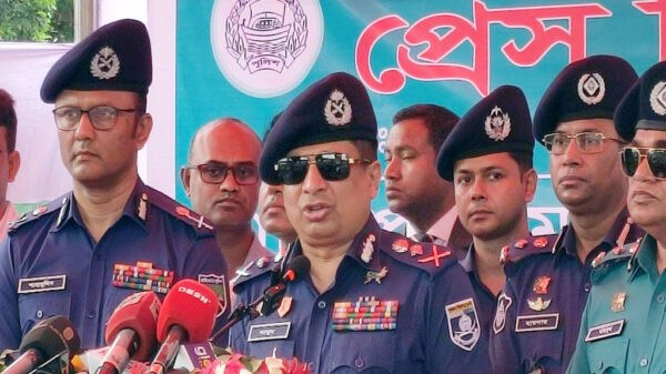 জীবনের ঝুঁকি নিয়ে ঈদযাত্রা না করার অনুরোধ আইজিপির