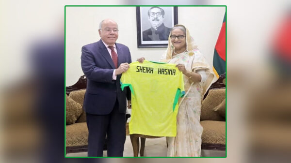 প্রধানমন্ত্রীকে ব্রাজিলের জার্সি উপহার দিলেন মাউরো ভিয়েরা