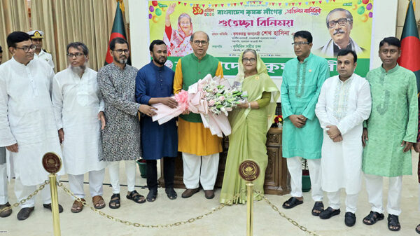 কৃষক লীগ নেতাদের গণভবনের শাক-সবজি উপহার দিলেন শেখ হাসিনা